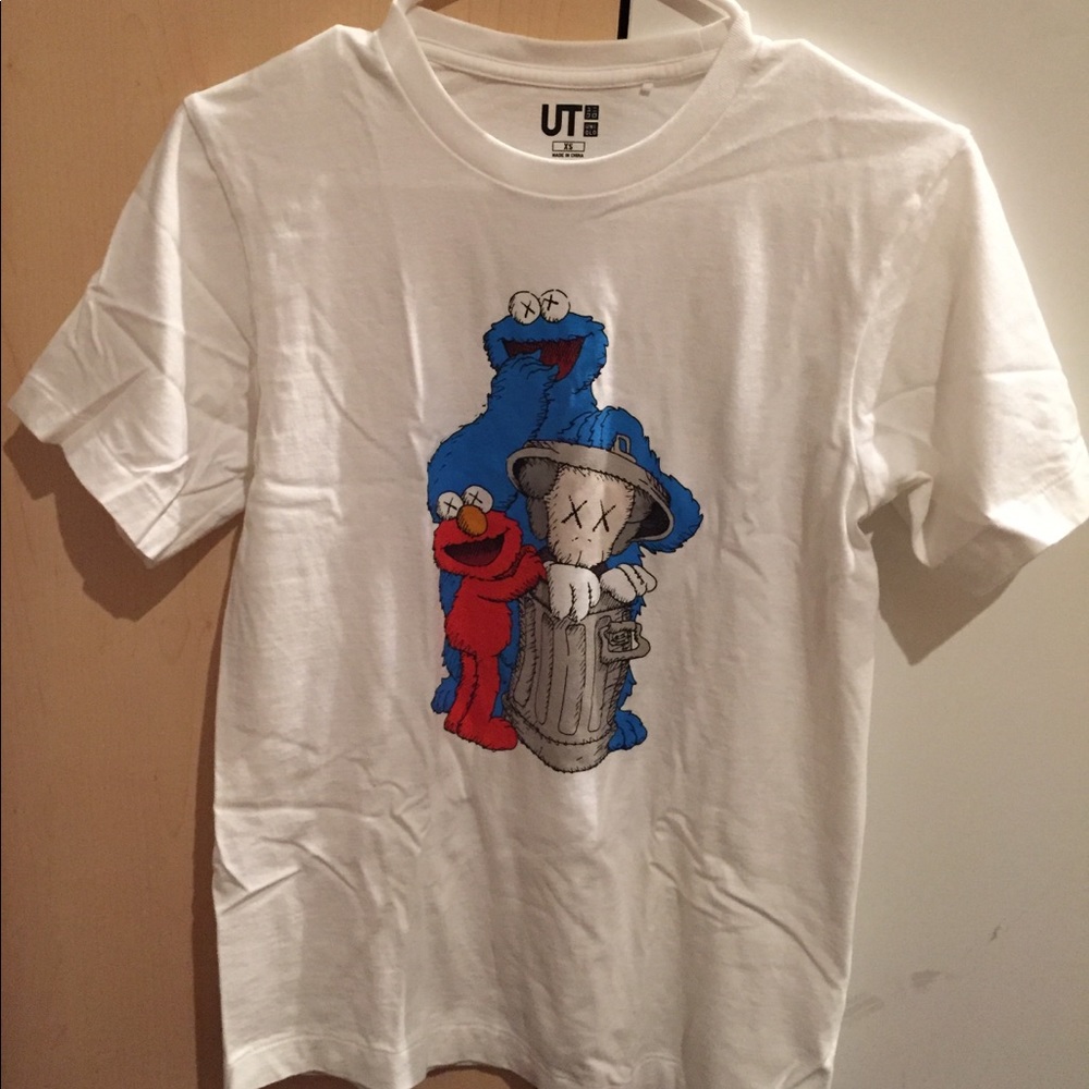 Uniqlo x KAWS x sesame street t-shirt (SIZE XS)